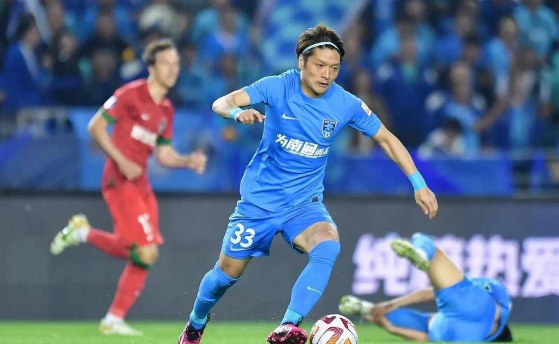 第714章面容俊朗又器宇不凡小林次郎驾驶着豪华的奔驰轿车，载着静若处子的伊藤菜菜子，一齐出了医院。
